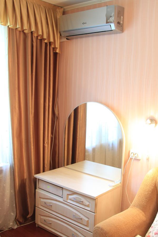 Apartment Near Metro Akademgorodok Kiev Dış mekan fotoğraf